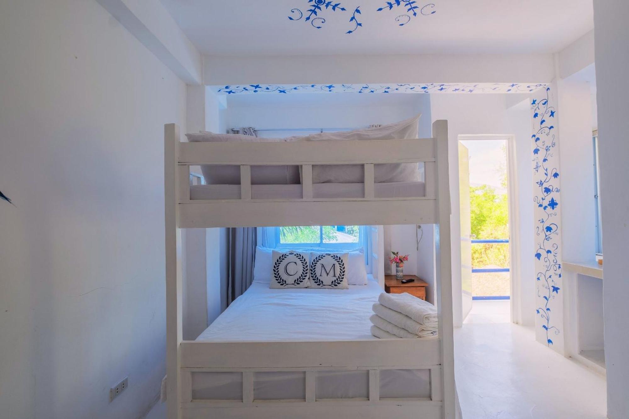Club Monet Beachfront Resort By Cocotel Cabangan Rom bilde